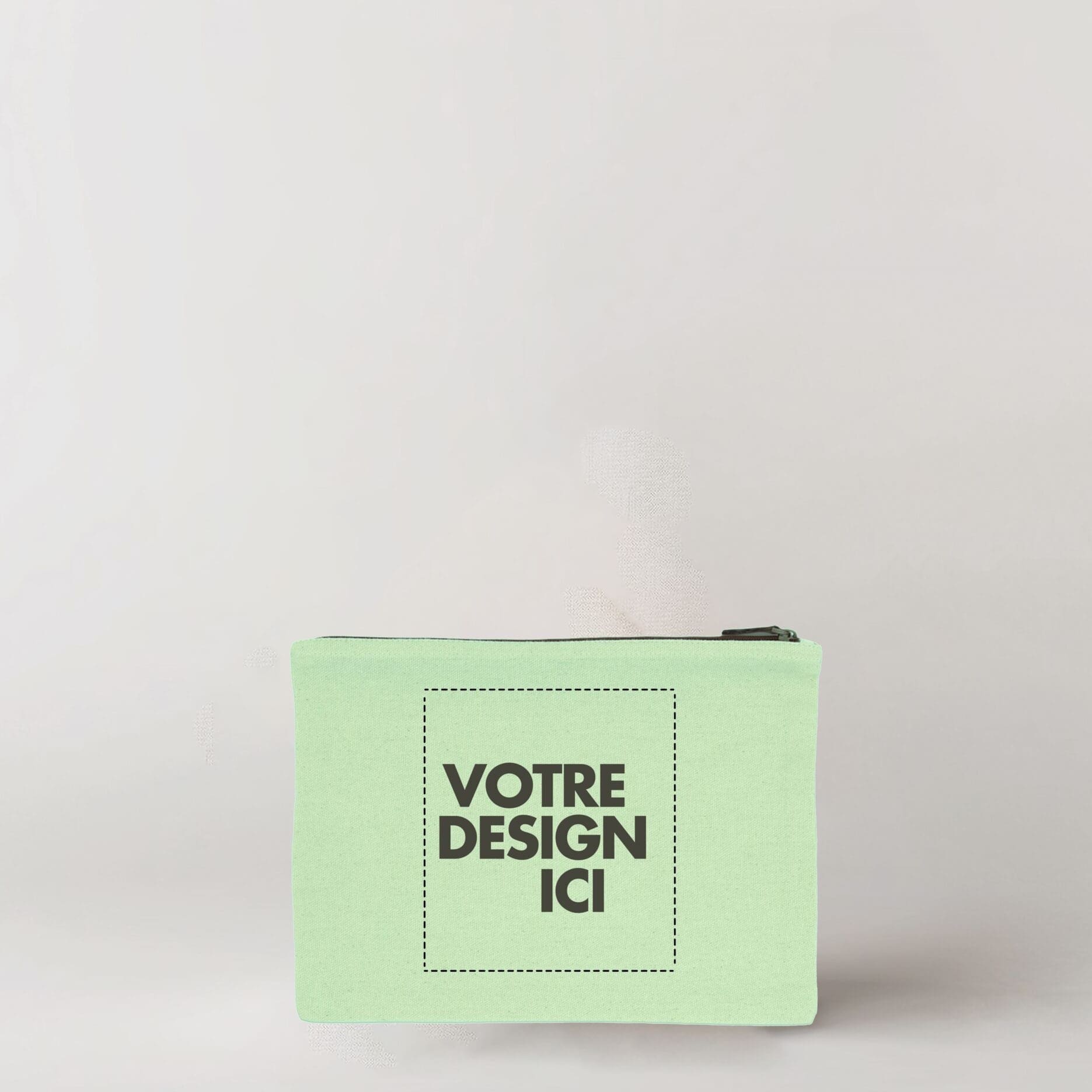 Une trousse épaisse couleur vert clair (280g/m2) zippée avec l'inscription 