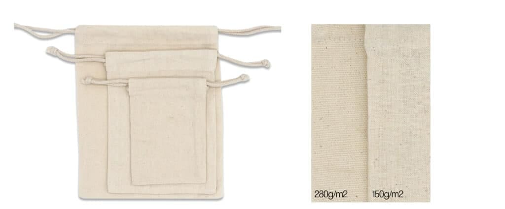 Trois pochettes à cordon de couleur crème de différentes tailles sont exposées à côté d'une image en gros plan illustrant la densité du tissu. Le plus grand sachet est étiqueté « Pochon épais écru (280g/m2) 25 x 20 cm », tandis qu'un autre sachet de densité est précisé à 150g/m2.