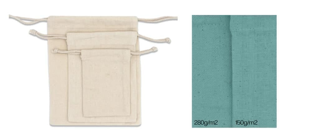 Sur la gauche, vous trouverez trois sacs en toile à cordon de différentes tailles avec une comparaison des poids de tissu plus lourds (280 g/m²) et plus légers (150 g/m²). A droite, vous pouvez voir le Pochon fin teinté (150g/m2) 15 x 10 cm en bleu.