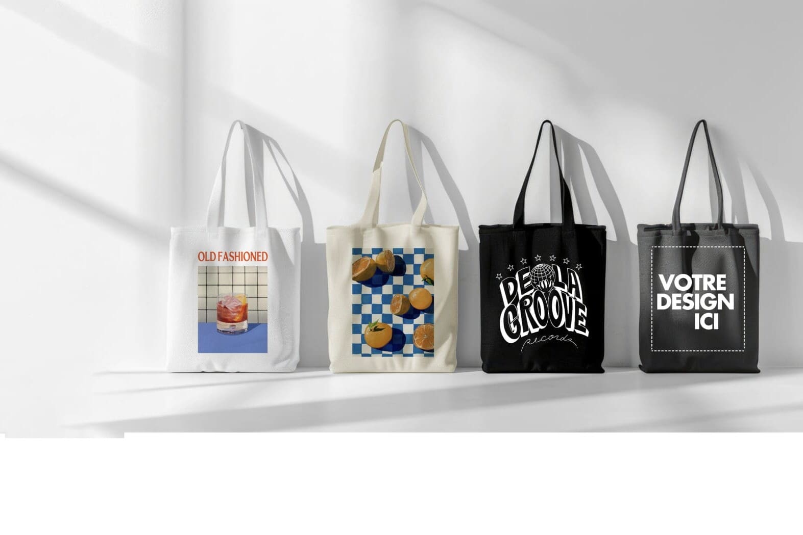 Quatre sacs fourre-tout fabriqués de manière éthique sont présentés sur un fond blanc, chacun présentant un design unique et un texte personnalisable, mettant en valeur des sacs et accessoires personnalisables qui allient style et durabilité.