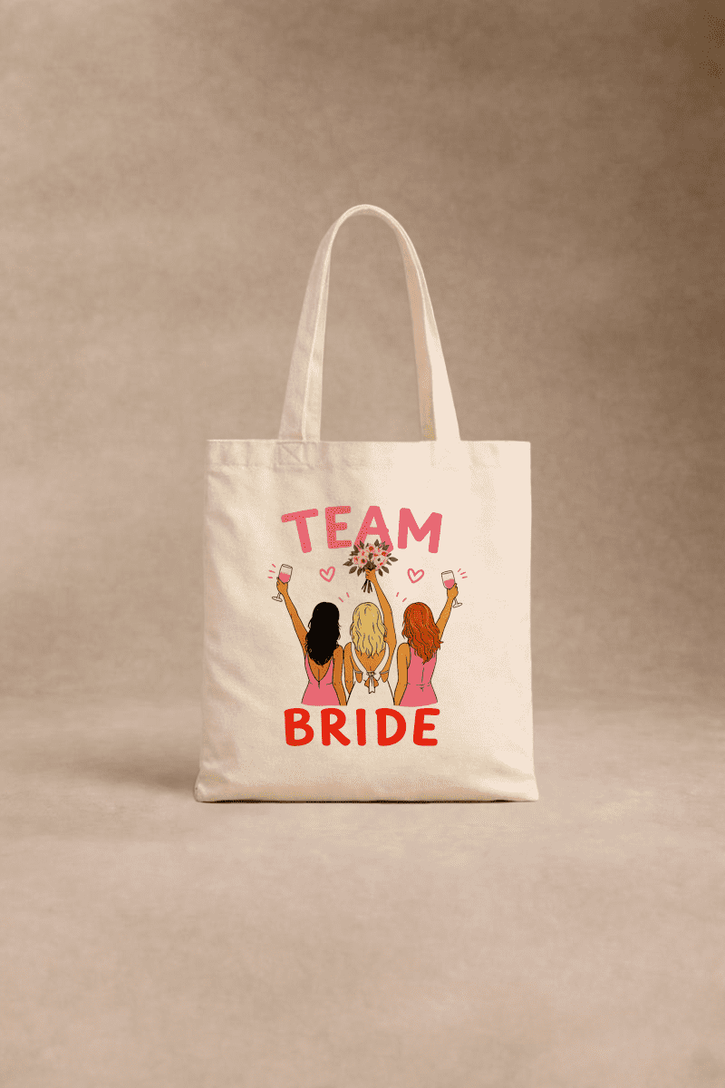 Le Tote bag EVJF personnalisable est un fourre-tout beige portant l'inscription 